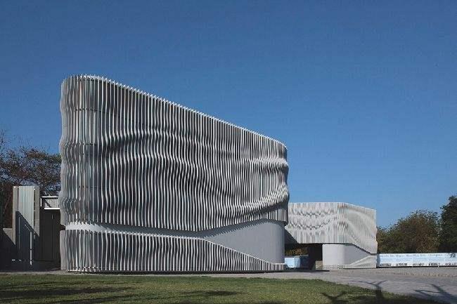 新郑浅谈现代建筑采用网架结构安装的主要优势和应用